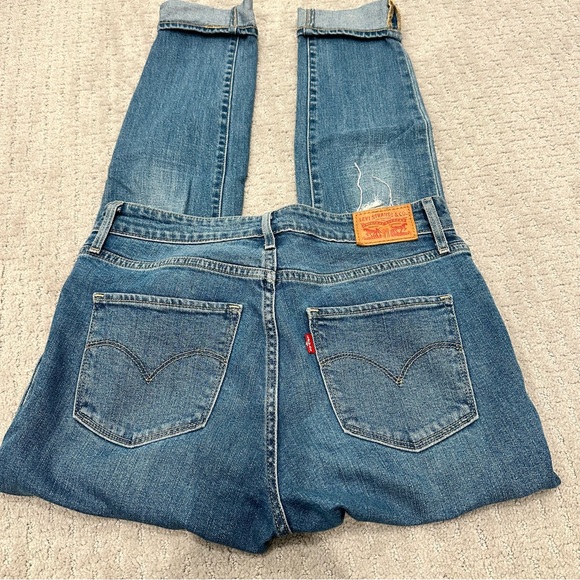 Levis Premium 721 High Rise Distressed Medium
Wash Skinny Jeans - size 28 - Picture 3 of 5